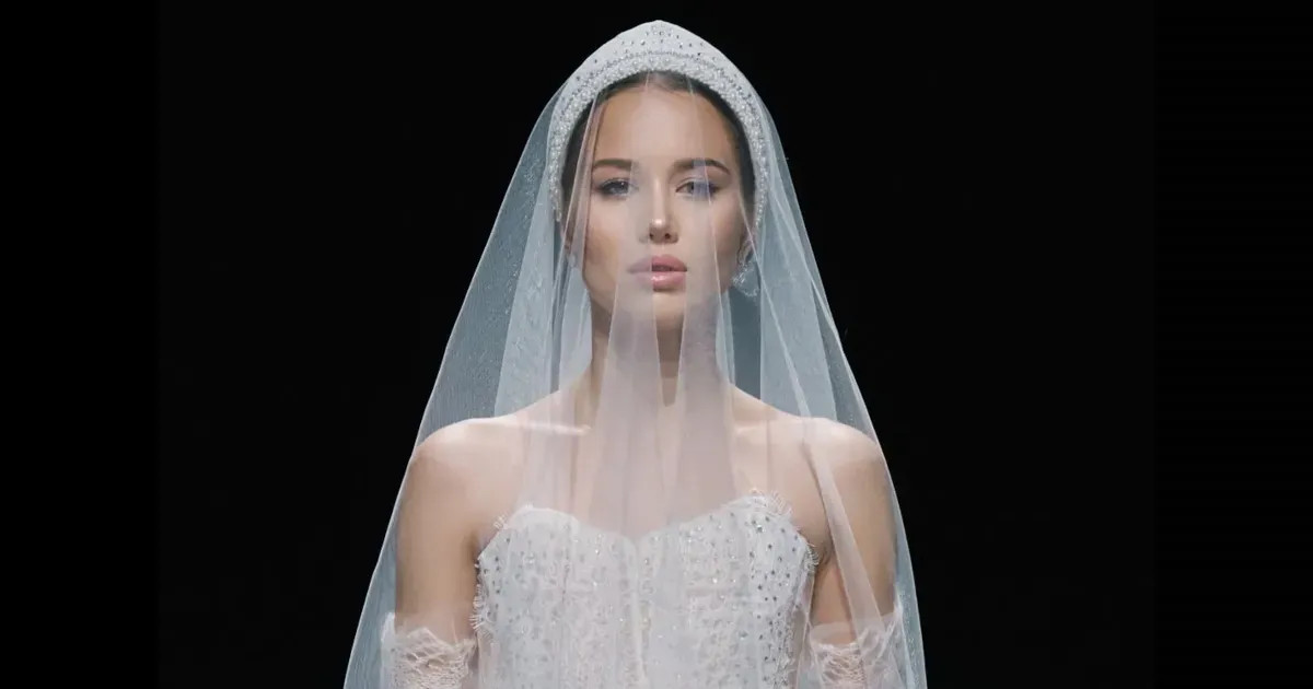 Аврора Киба в свадебном платье и внучка экс-президента Узбекистана Марьям Тилляева вышли на подиум на показе в Москве