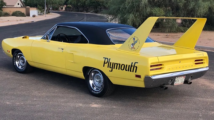 Запрещённый болид Plymouth Superbird. /Фото: robbreport.com