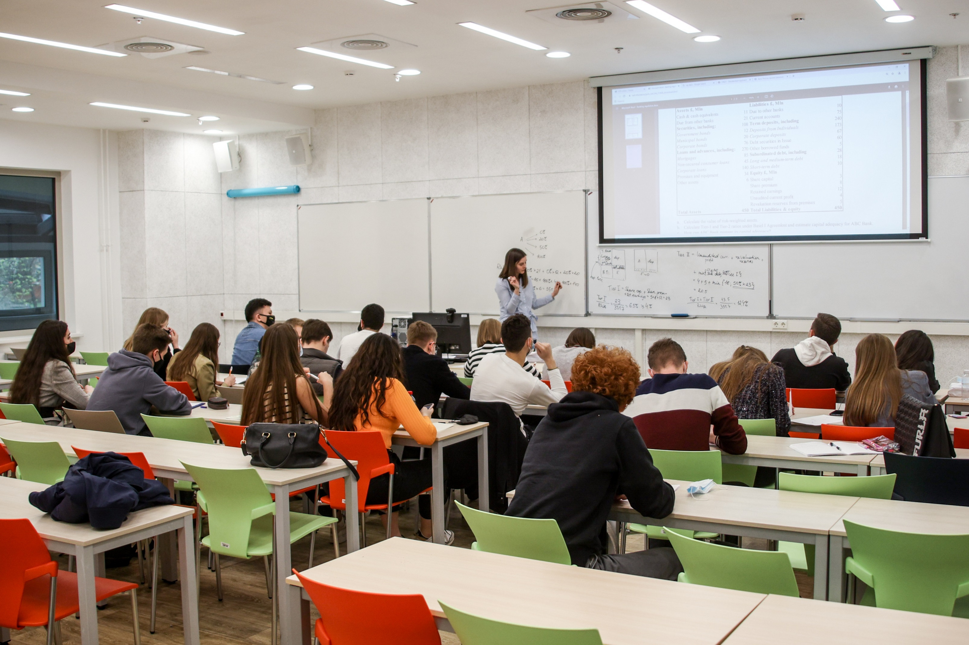 Обучение закончится. Учеба в университете. Образование в вузе. Преподаватель в университете. Образование в России.