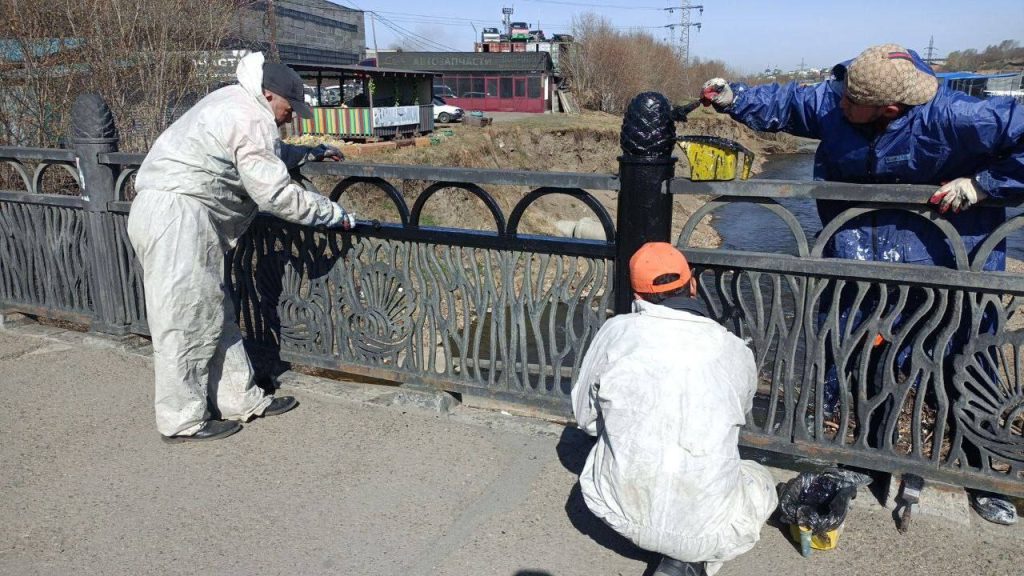 В Иркутске продолжают чистку ливневой канализации