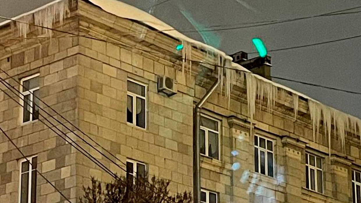«Если на льду не упадешь, то сосулькой прихлопнет»: петербуржцы высказались о «работе» коммунальщиков