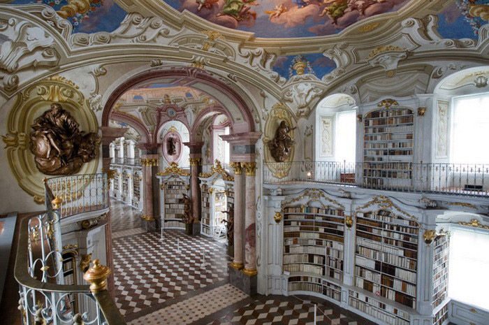 Читальный зал в библиотеке аббатства Адмонт (Австрия).