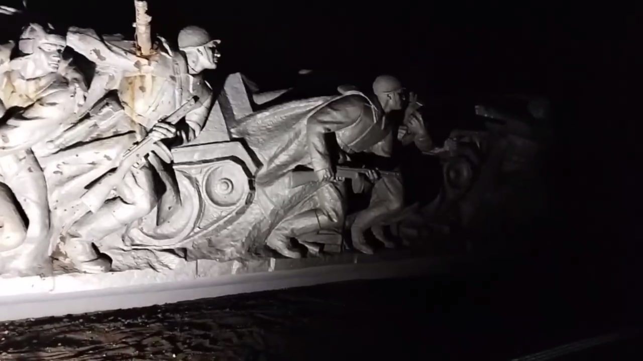 ФАН публикует эксклюзивные кадры установки памятника Солдата Победы на высоте Саур-Могила