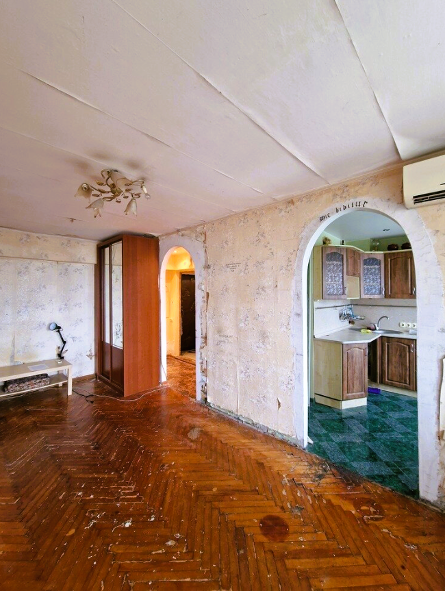 Посмотрите, как состоятельная женщина купила «убитую» квартиру 43 м² в старом фонде и превратила её в классное жилье
