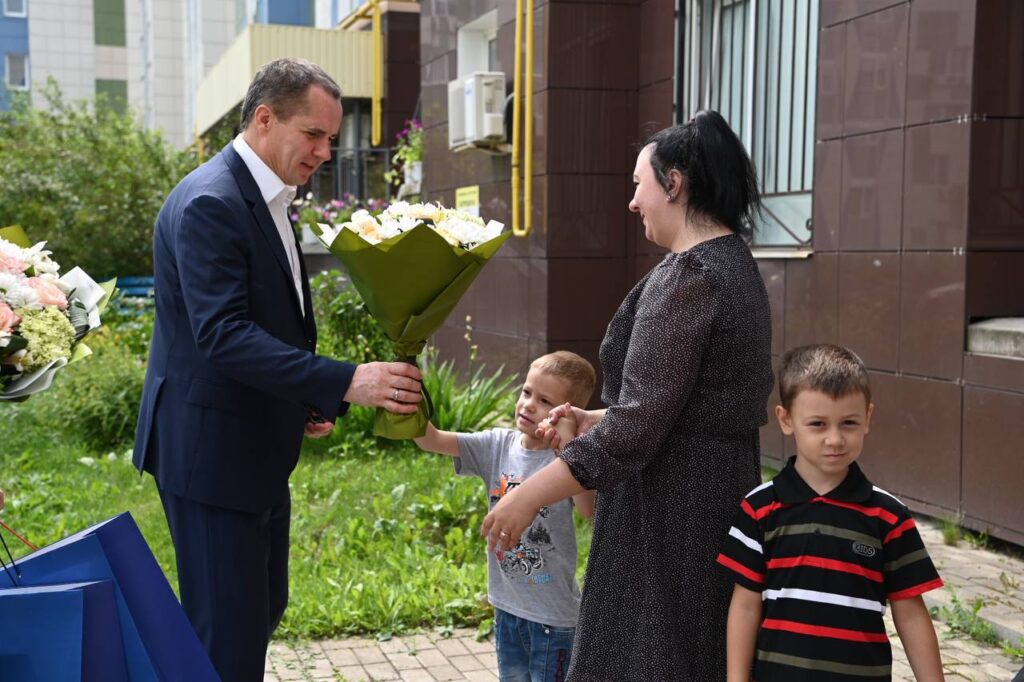 В Белгородской области губернатор ключи от квартир семьям с детьми-инвалидами