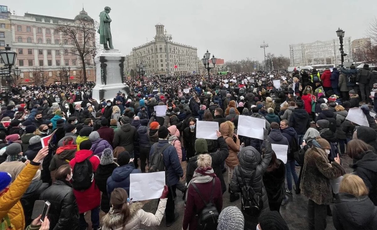 Навальный на митинге фото