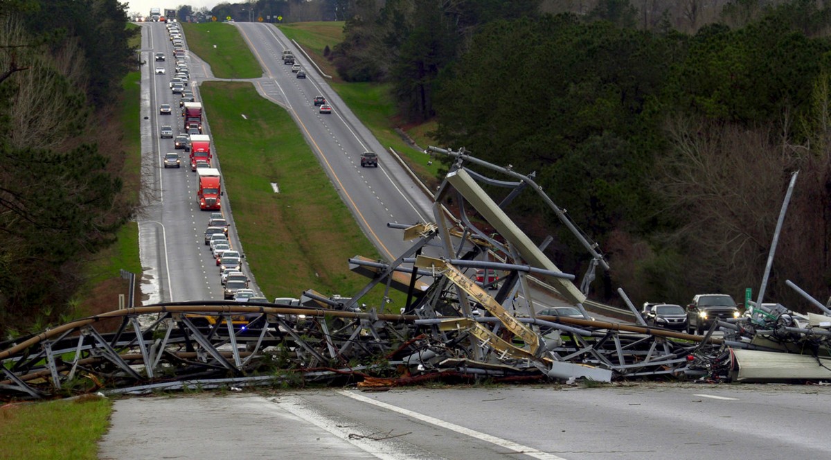 Последствия смертоносного торнадо в штате Алабама катастрофы