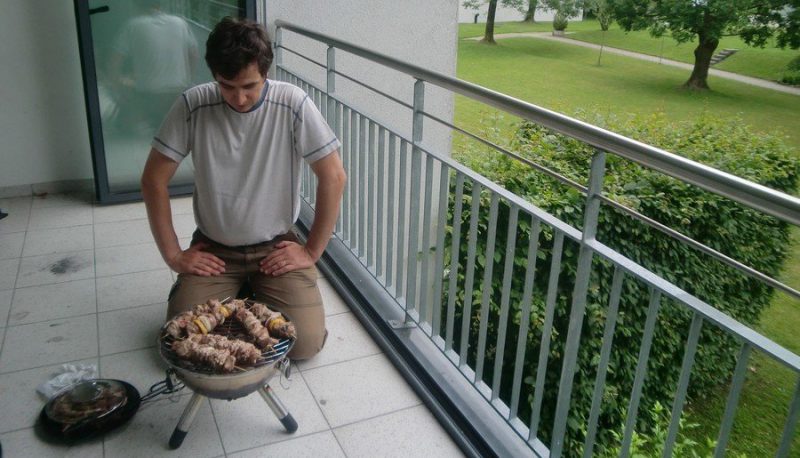 В России запретили курить и готовить шашлыки на балконах балкон,закон,запрет,курение,общество,о недвижимости,шашлык