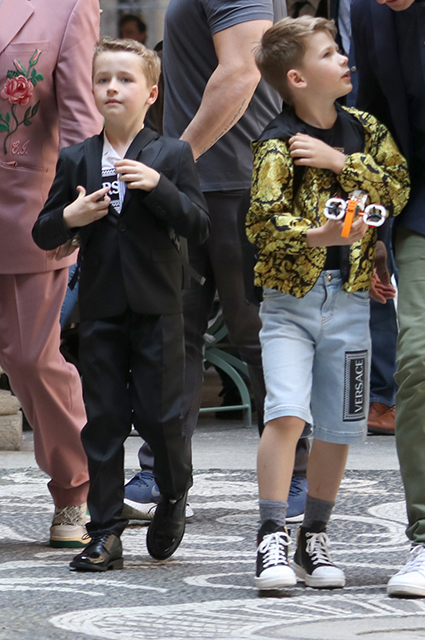 Романтика в городе: Элтон Джон с мужем Дэвидом Фернишем и детьми в Милане Звездные пары