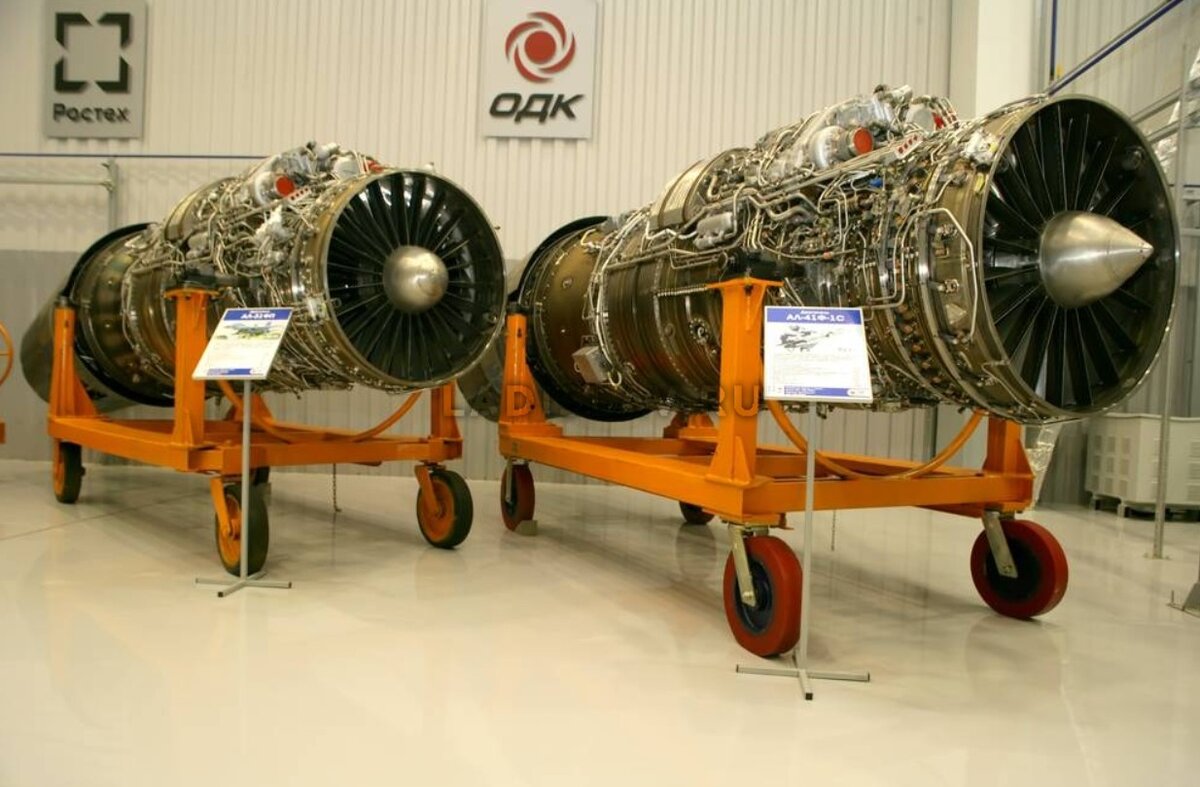 Двигатели АЛ-31ФП и АЛ-41Ф-1С (слева направо). 