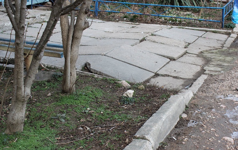 осторожно перекопано работа водоканала. ремонт дворов. ухта дворы. радостный дворник. работа двор нужно.