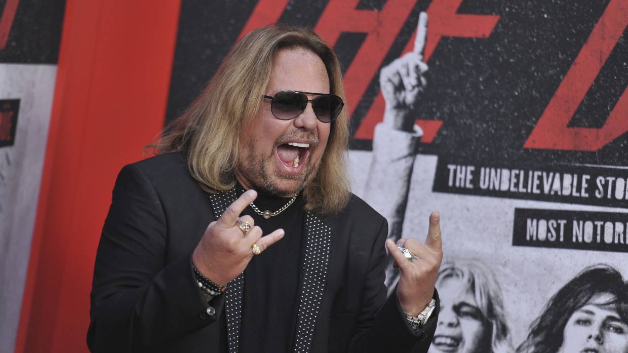 Солист Motley Crue Винс Нил упал со сцены и сломал ребра