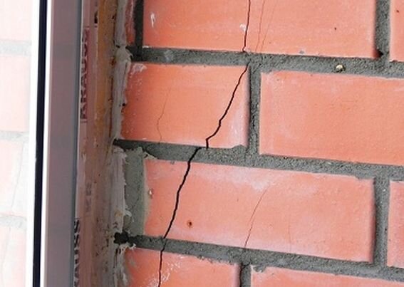 Почему в современных кирпичных домах трескаются стены, а в старых царских и советских – никогда? ремонт и строительство