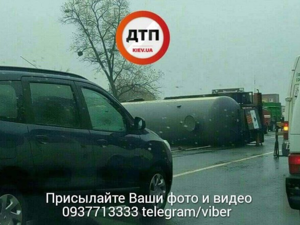 ДТП под Киевом: от столкновения с «ЗИЛом» перевернулась автоцистерна с жидким азотом