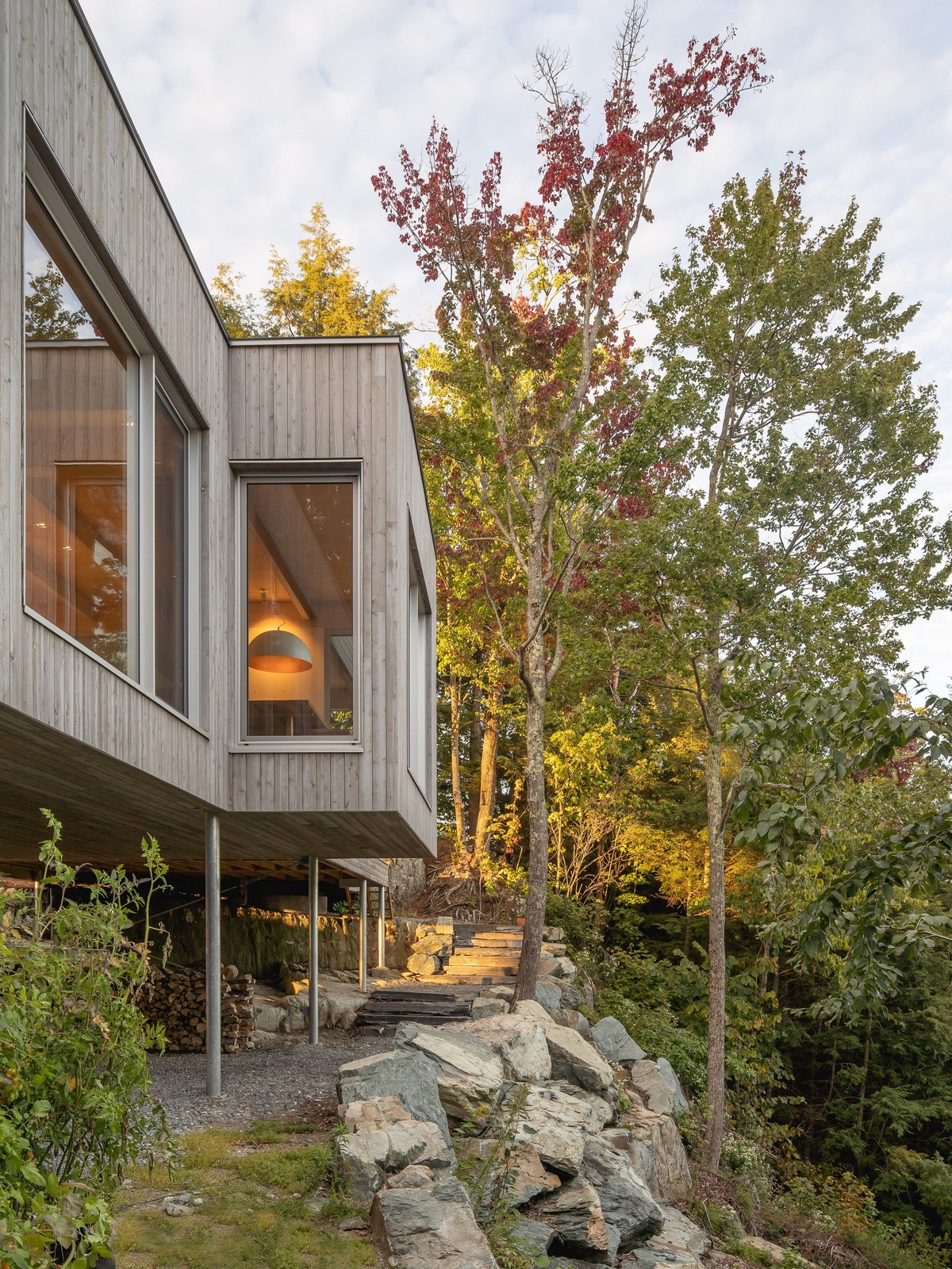 Деревянный дом на сваях среди лесного ландшафта в Канаде