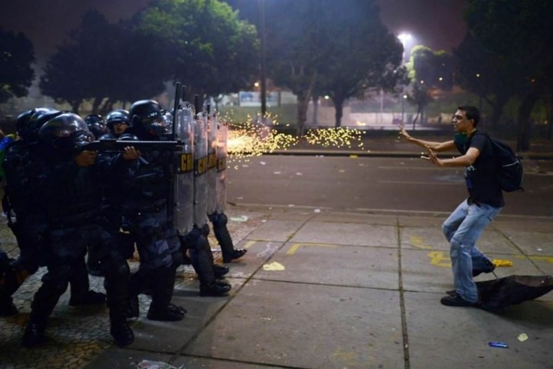 Бразилия: полиция стреляет в человека во время демонстрации против коррупции и полицейского произвола (2014 г.) подборка фото, хорошие фото, эмоции