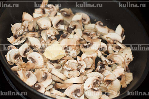 Нарезать грибы покрупнее и обжаривать в масле до золотистого цвета.
