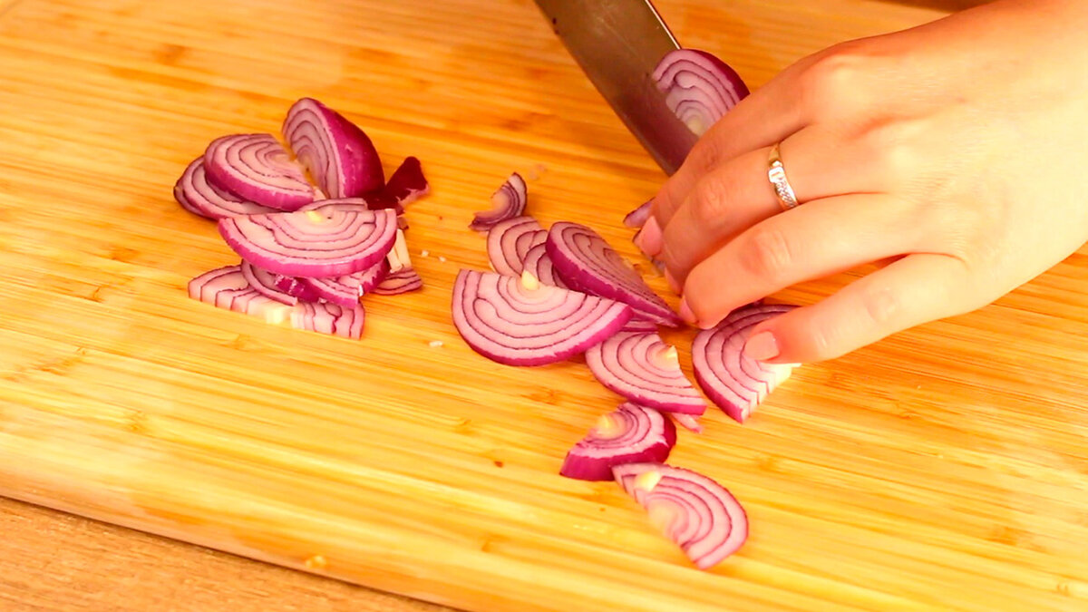 Сегодня готовлю моментальный вкусный салат из свежих овощей. За счёт необычной заправке на следующий день салат становится только вкуснее, поэтому можно готовить заранее. Супер сочный и ароматный.-4