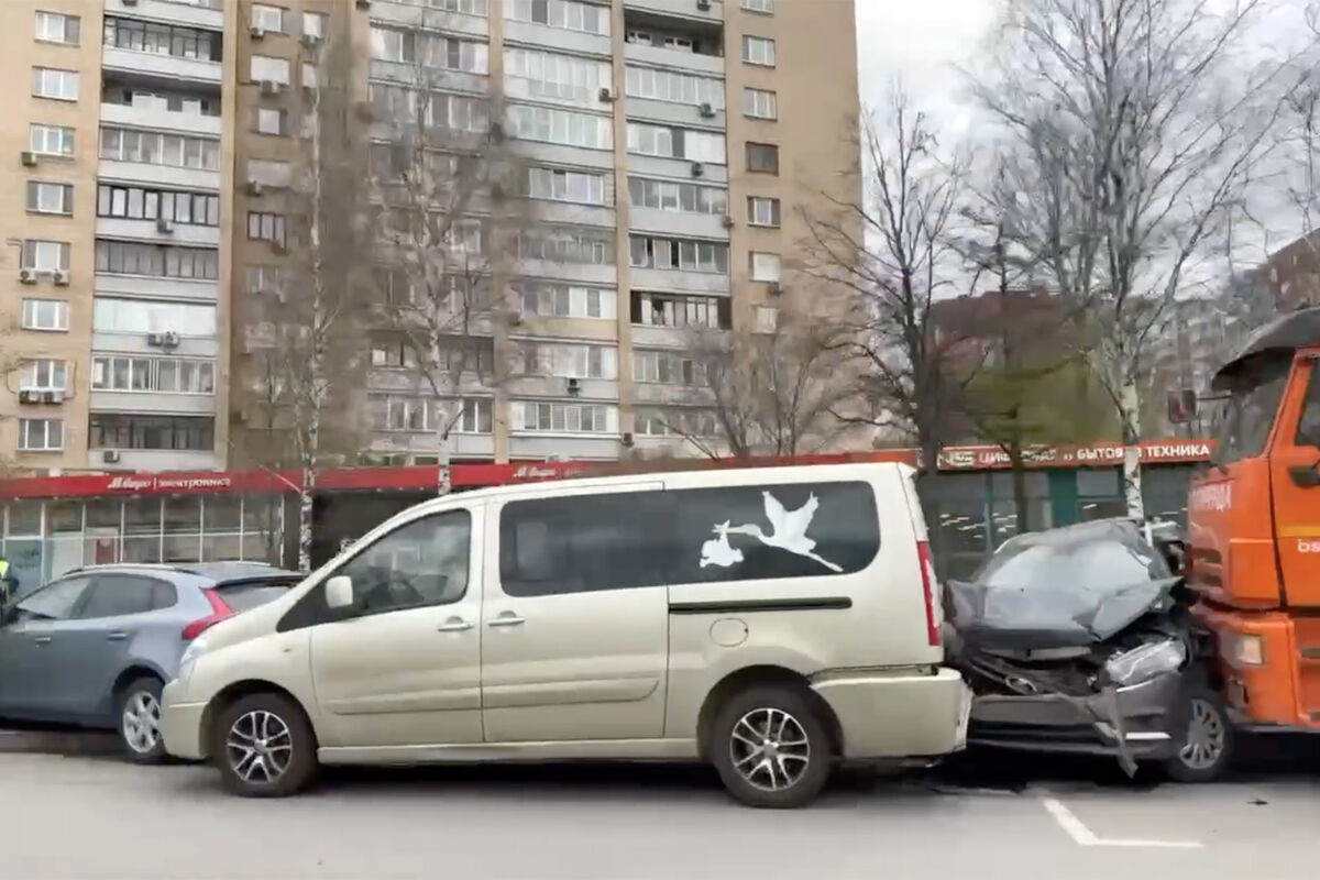 В Москве самосвал протаранил пять автомобилей