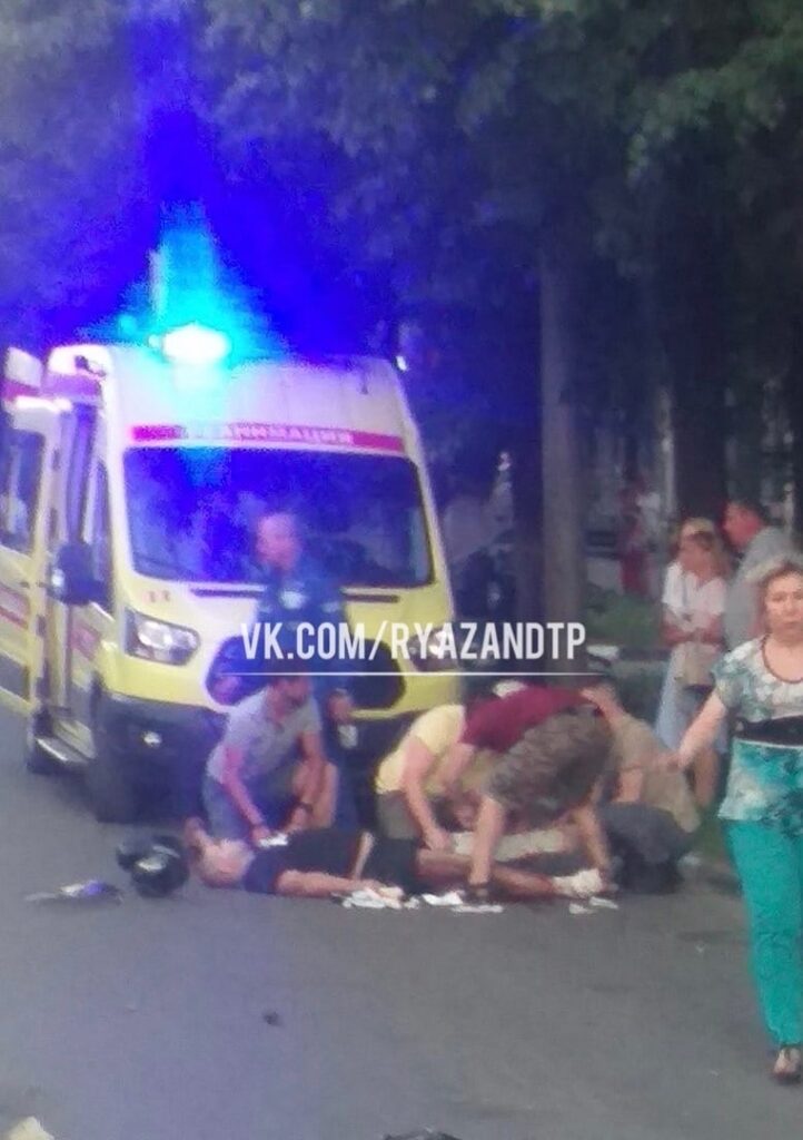 В центре Рязани водитель мопеда въехал в мачту освещения, двое пострадали