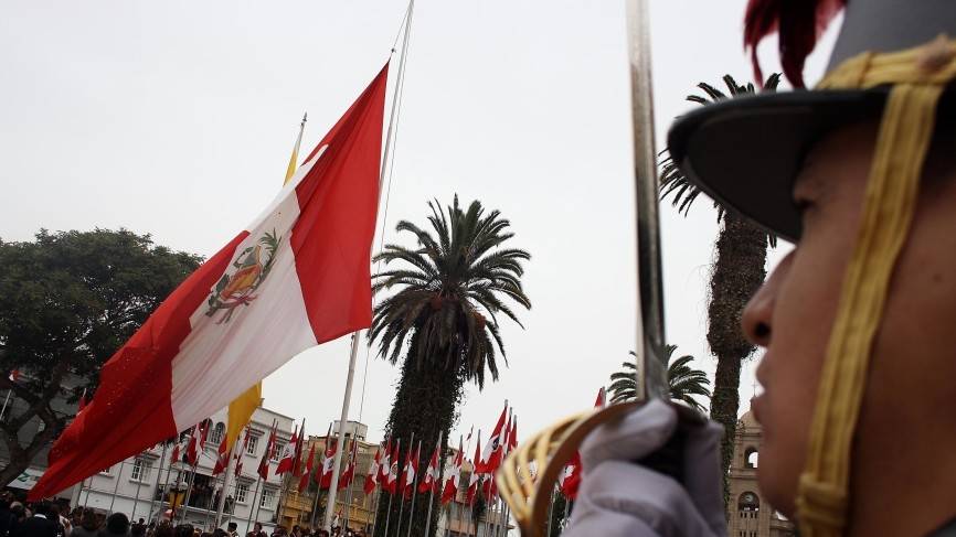 Восемь человек погибли при столкновении автобуса с двумя машинами в Перу