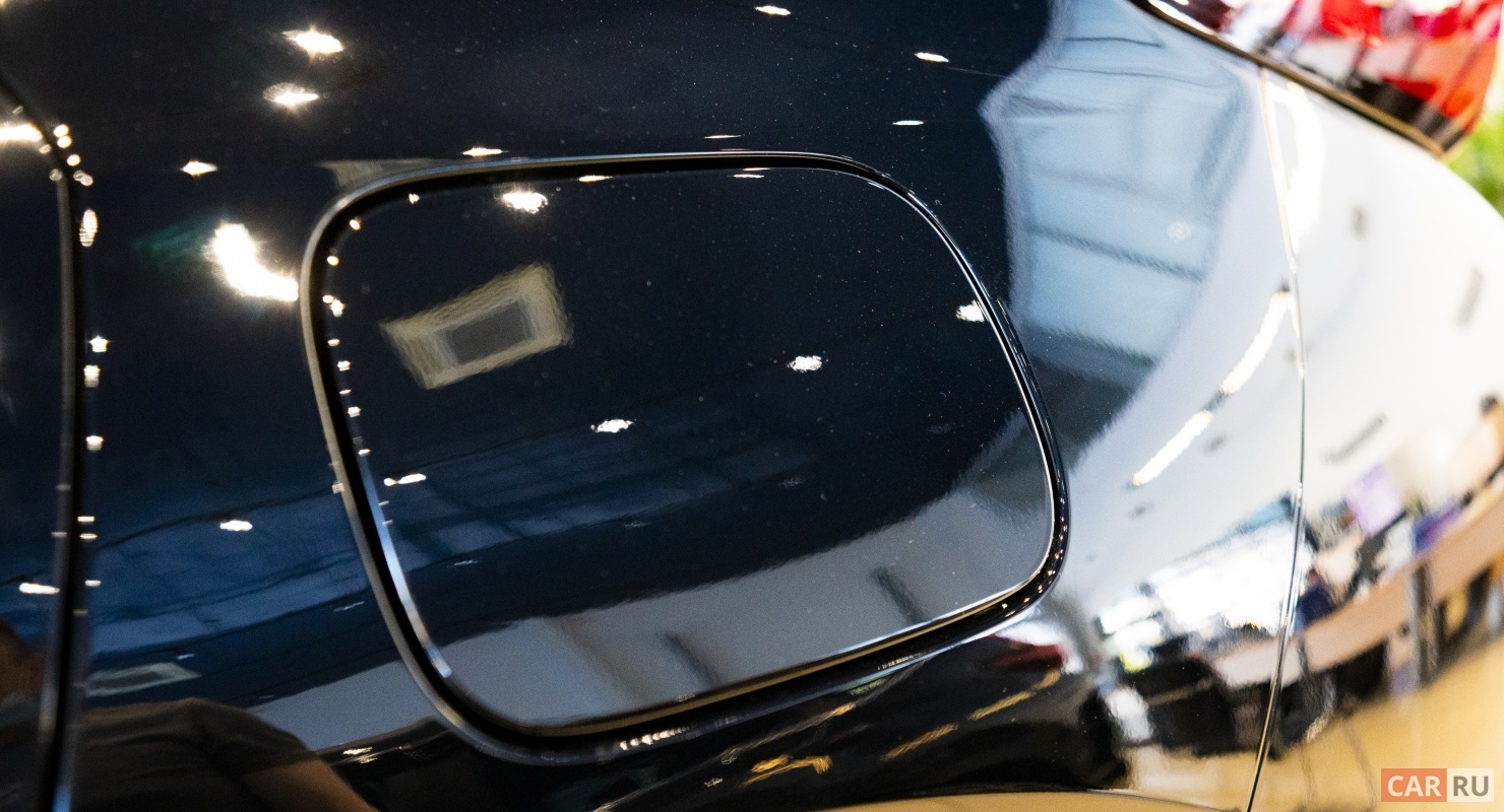 Автоэксперт: открыть замерзший лючок бензобака поможет теплая вода или спирт