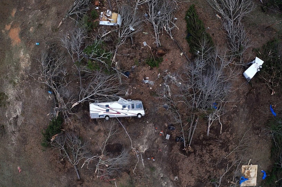 Последствия смертоносного торнадо в штате Алабама катастрофы