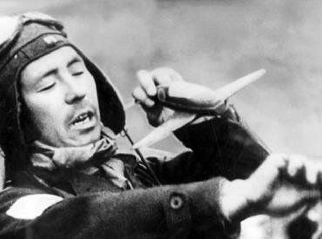 Самый буйный японский пилот Второй мировой войны - что вытворял летчик, обожавший летать под градусом? история