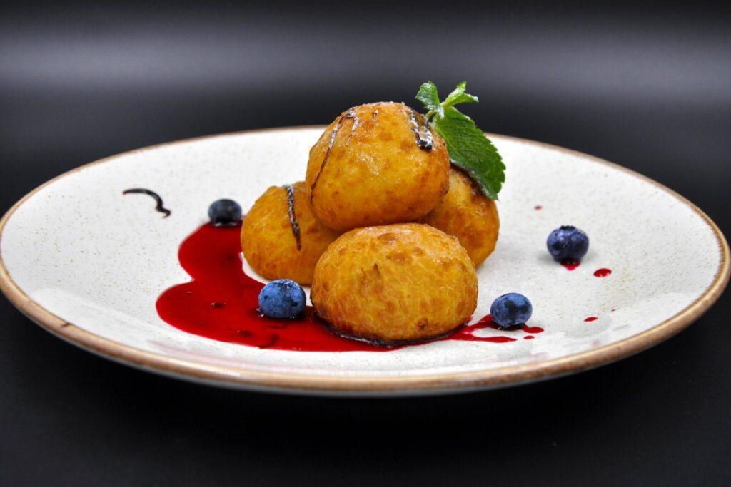 Творожные шарики со сгущенкой: готовим вместе с детьми — восторг гарантирован