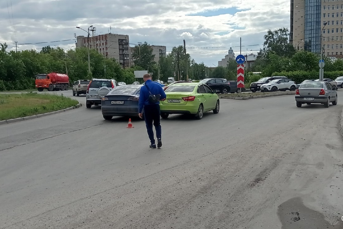 Дорожники решили не наносить разметку на кольце по Жукова, где произошло ДТП с участием Шлеменко