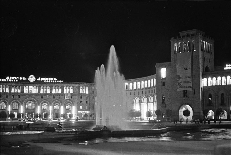 Вечерний Ереван
Сигизмунд Кропивницкий, сентябрь 1964 года, Армянская ССР, г. Ереван, пл. Ленина, МАММ/МДФ.