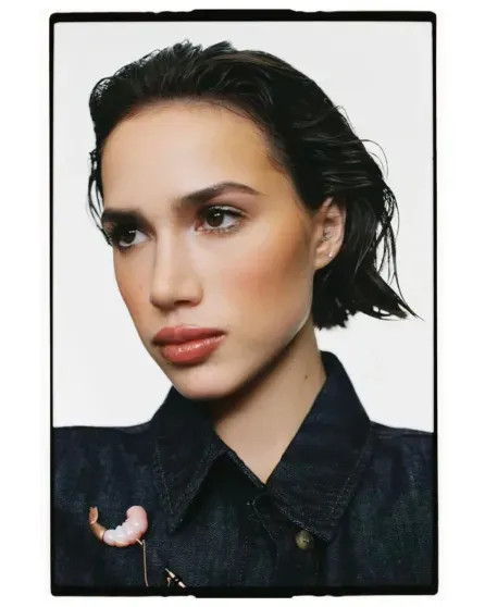 Алина Загитова стала лицом ювелирного бренда, позируя с олимпийскими медалями