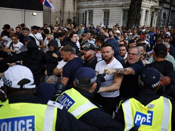 Британию ждет гражданская война? Лондон встревожен. Протесты против иммигрантов могут положить начало чему-то большему