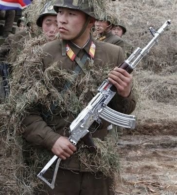 Солдат с почетным хромированным Тип-88, врученным лично Вождем. Источник: pinterest.com