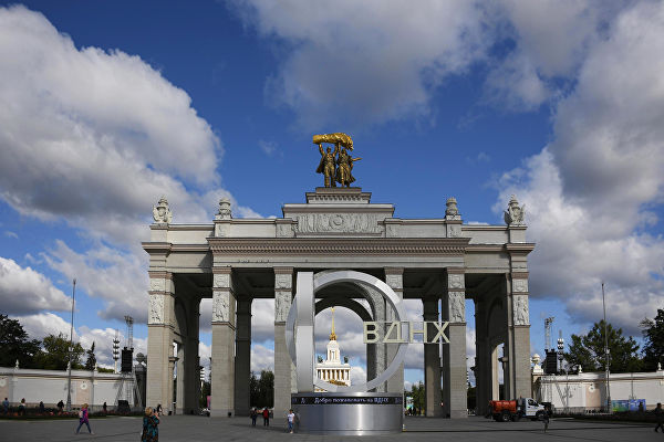 Арка Главного входа ВДНХ в Москве