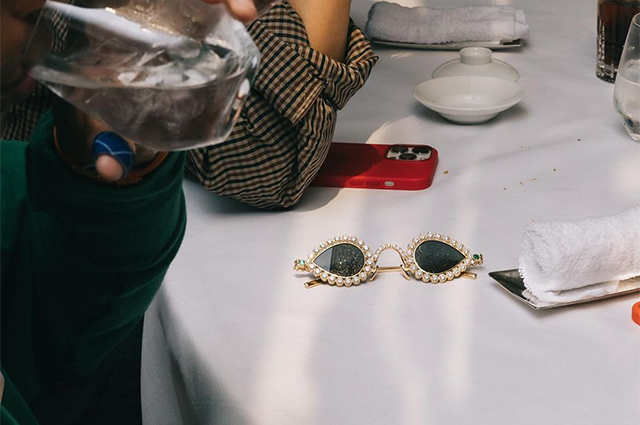 Tiffany & Co. обвинили в плагиате: очки бренда оказались копией уникальных очков XVII века с аукциона Sotheby's Tiffany, более, очках, Дэвидсон, Появление, прошлом, современных, весом, огранки, аукциона, Однако, аукционе, вырезаны, Фаррелла, полагают, алмаза, изумруда, территории, существовавшее, Бангладеш