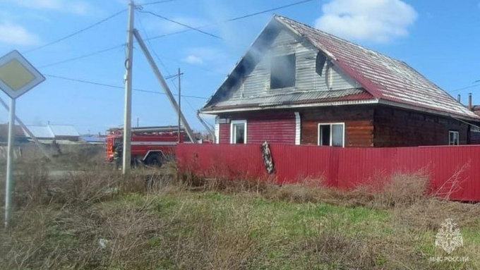 Женщину спасли из горящего дома в Алтайском крае