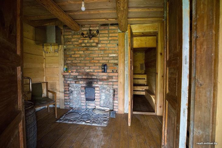 «Вложил сюда все свои сбережения». Как один человек возрождает деревню на Голубых озерах 