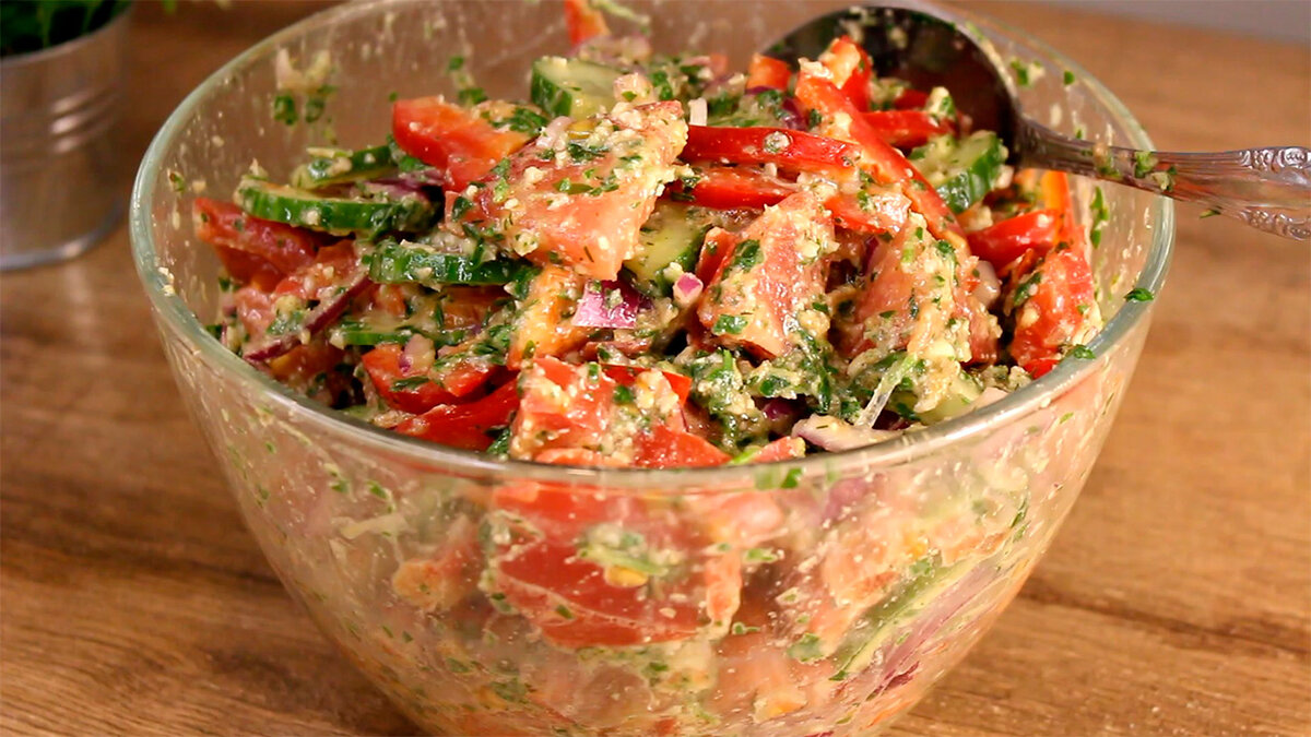 Сегодня готовлю моментальный вкусный салат из свежих овощей. За счёт необычной заправке на следующий день салат становится только вкуснее, поэтому можно готовить заранее. Супер сочный и ароматный.-7