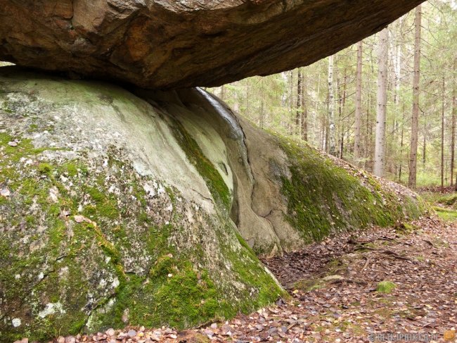 Kummakivi - огромный обломок скалы, лежащий на округлом валуне (6 фото)