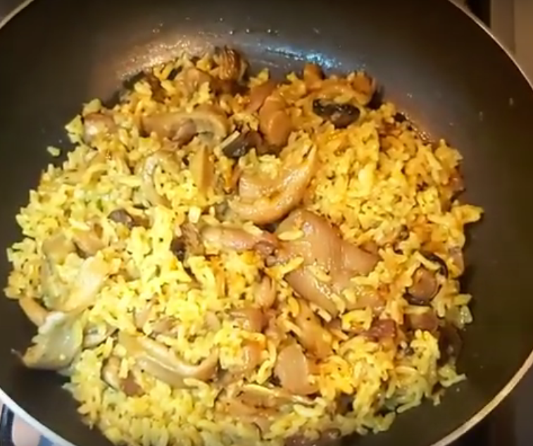 Рис с вешенками на сковороде: готовим обед или ужин