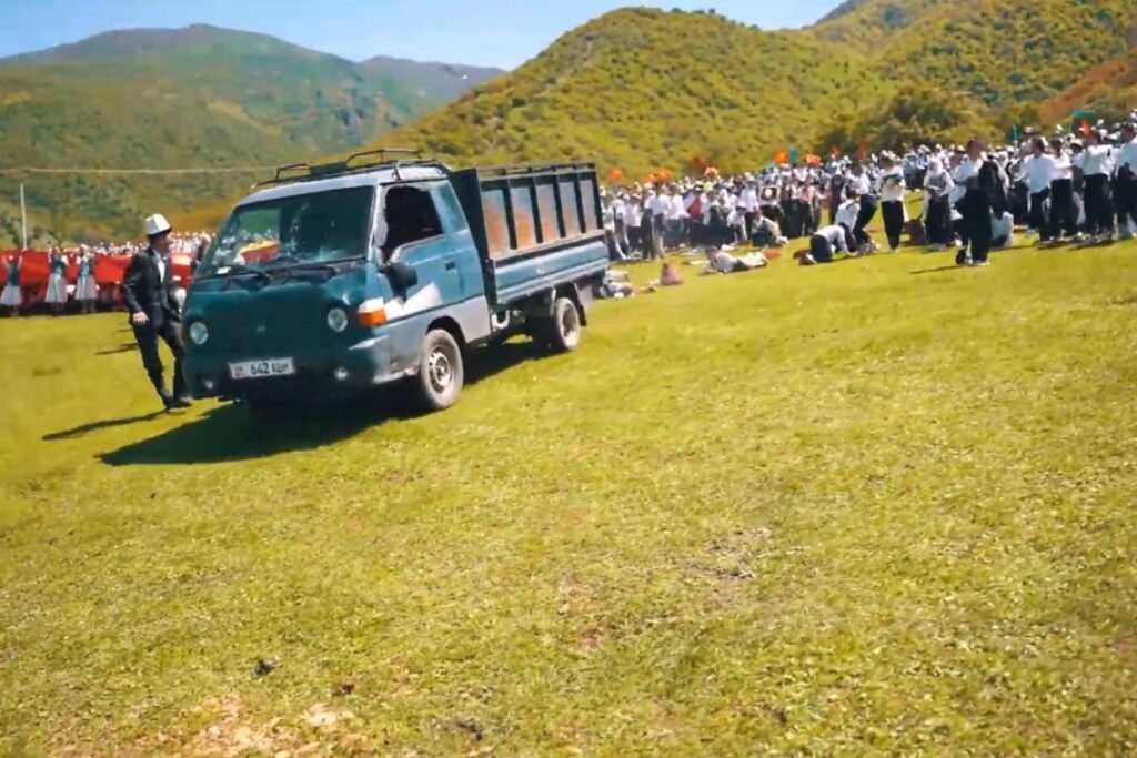 Более 30 детей пострадали в Киргизии из-за наезда грузовика