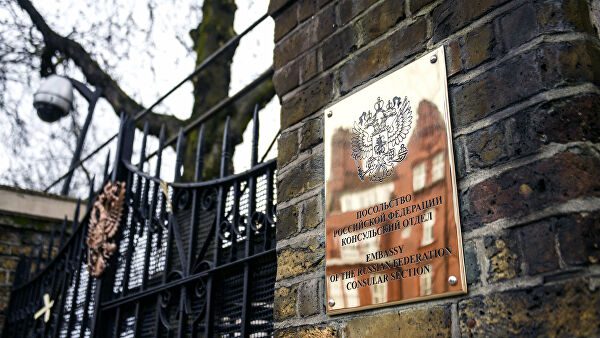 Табличка на здании российского посольства в Лондоне