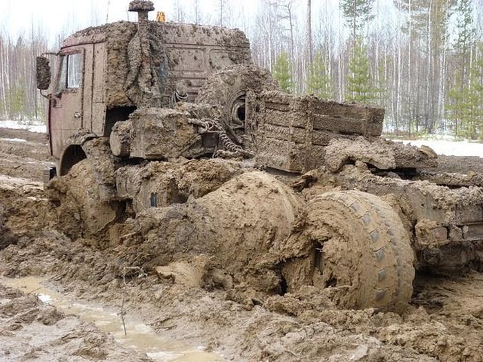 Еду на камазе и буксую в глине