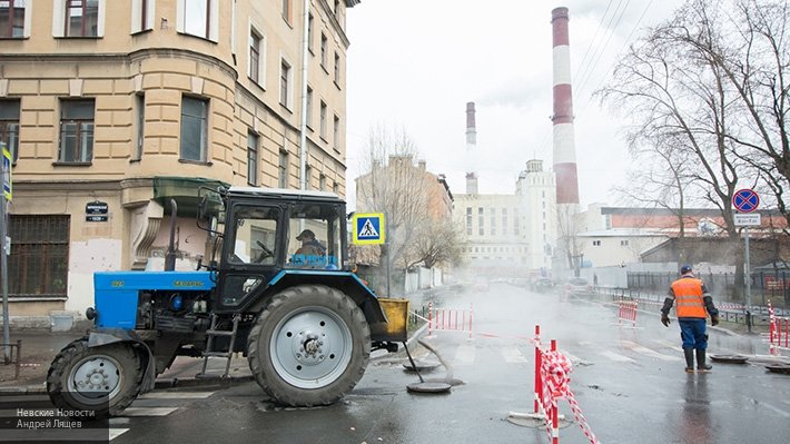 В Петербурге на улице Есенина прорвало трубу: движение ограничено