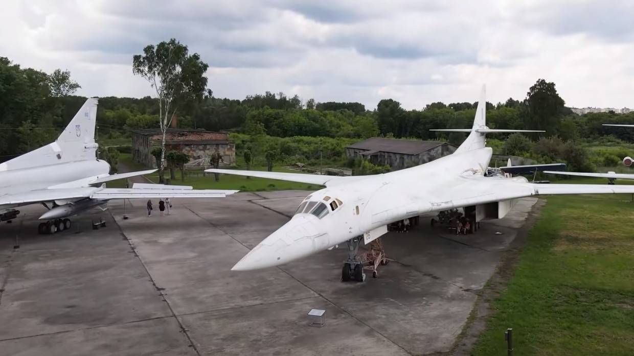 Политолог Лазарев: Украина распилила на металл бомбардировщики Ту-160 по указанию Запада