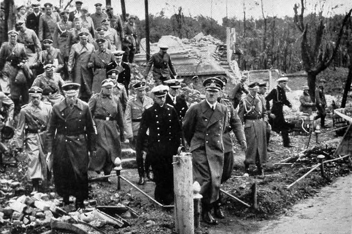 Гитлер после захвата Польши, 1939 год. /Фото:namednibook.ru