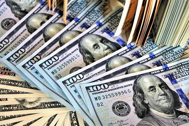 Евро дешевеет к доллару в рамках коррекции после роста на 2% на прошлой неделе