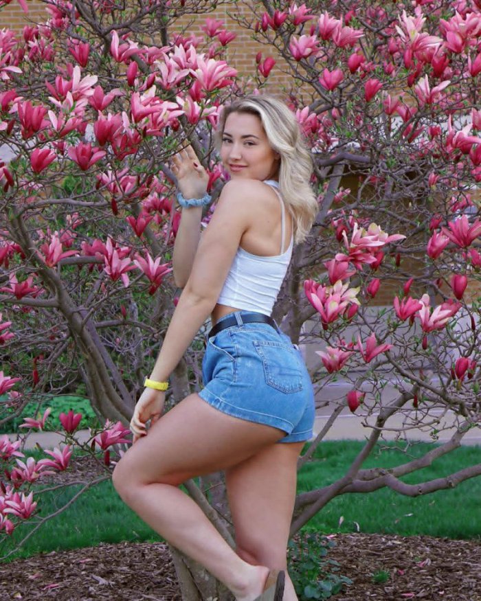 Улыбчивые девушки  