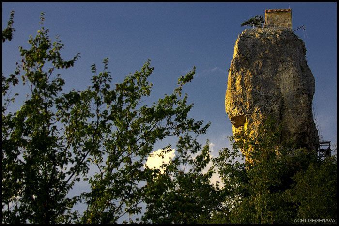 Церкви на огромных скалах 